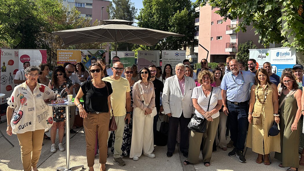 Un groupe de personnes posent pour la photo