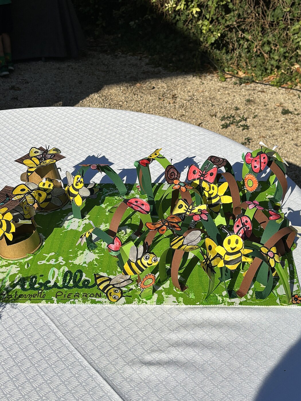 Maquette en carton et papier représeantant des abeilles