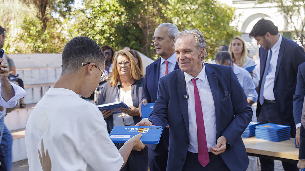 Renaud Muselier remet une tablette numérique à un élève