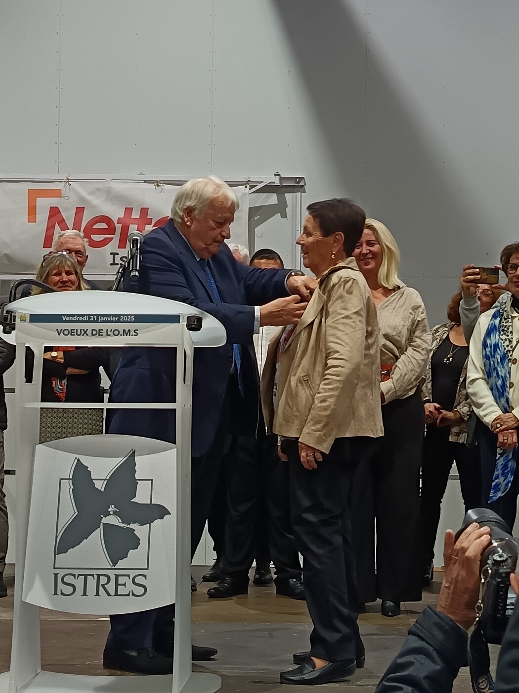 Le Maire d'Istres remet la médaille d'or jeunesse et sport à Christiane Fino.
