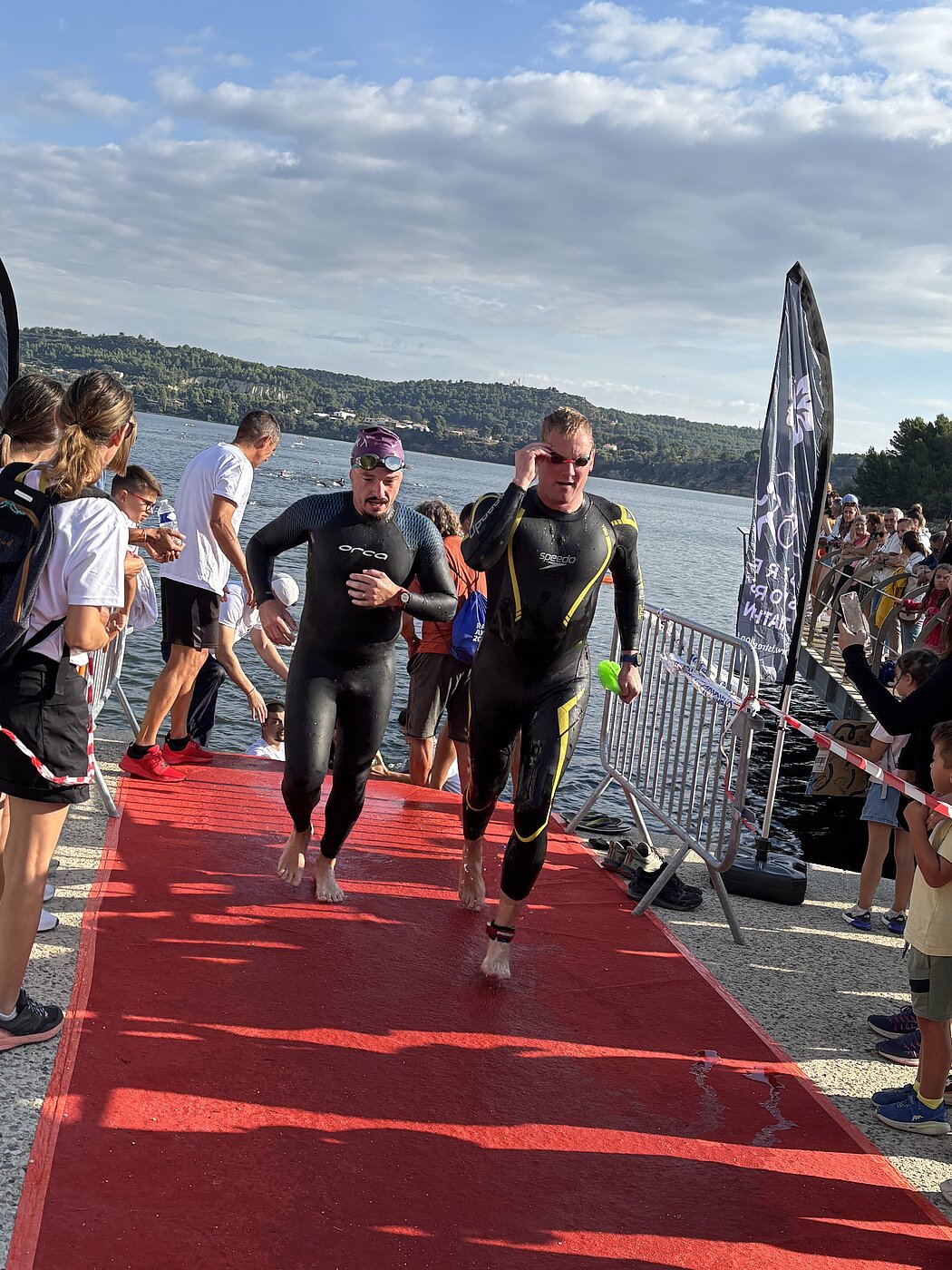 Deux hommes courent a