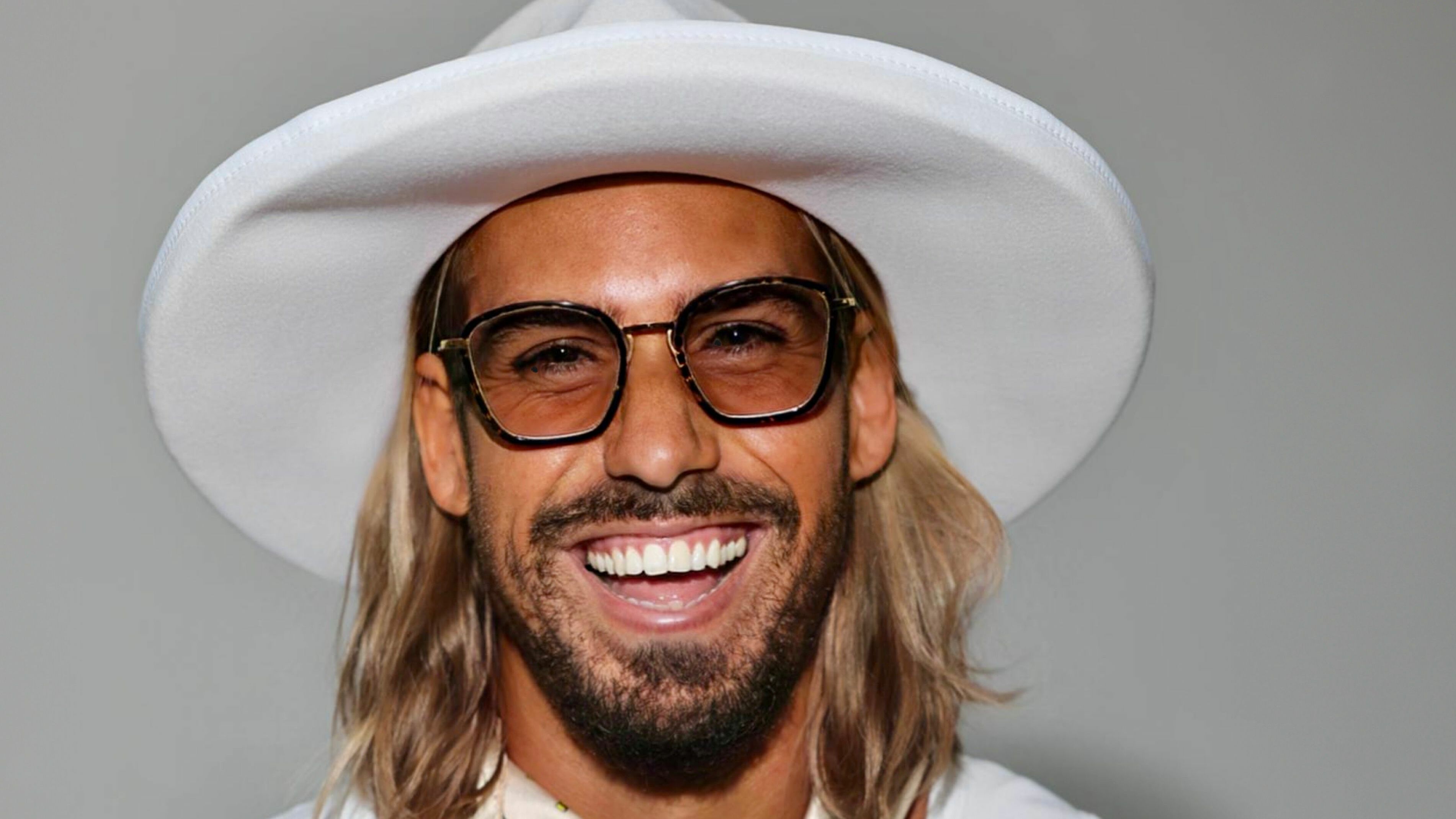 Photo de Yann Muller JD - homme avec un chapeau blanc 