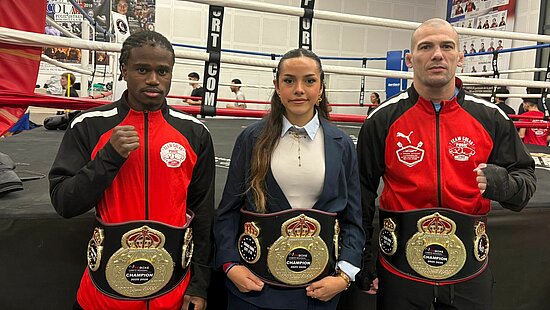 Troix boxeurs, dont un jeune femme