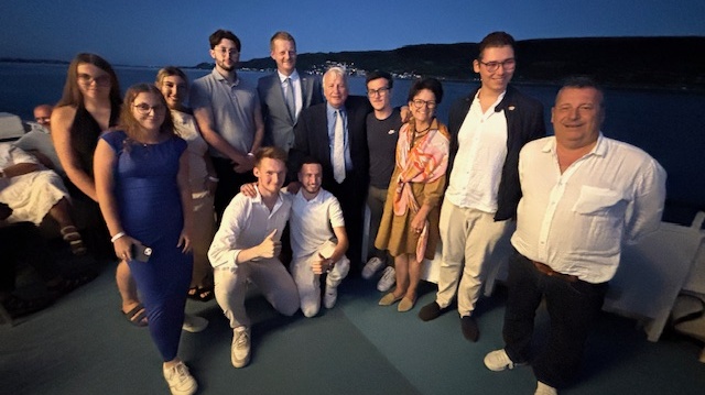 Un groupe d'une dixaine de personnes pose pour la photo