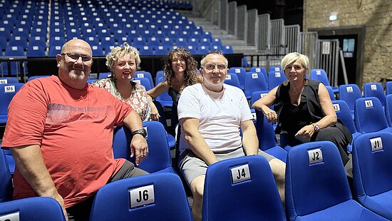 5 personnes, deux hommes et trois femmes assises dans un théâtre