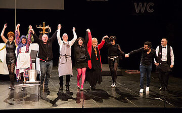 Photo des acteurs locaux sur une scene de théâtre - hommes femmes 