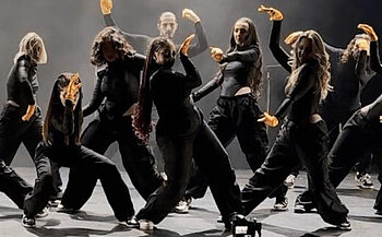 photo jeunes danseuses sur scène dans contemporaine vêtements noir pantalon et pull