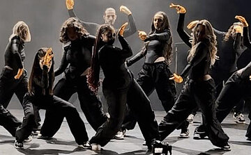 photo jeunes danseuses sur scène dans contemporaine vêtements noir pantalon et pull