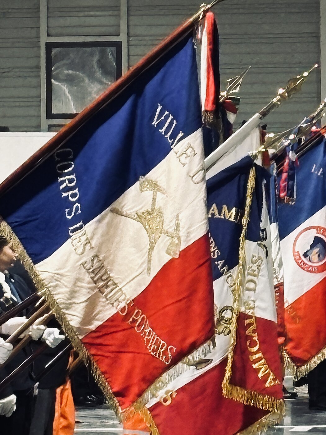 le drapeau français avec la mention pompiers d'istres
