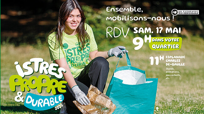Photo de jeune fille brune avec tee shirt vert qui ramasse des déchets avec des gants 