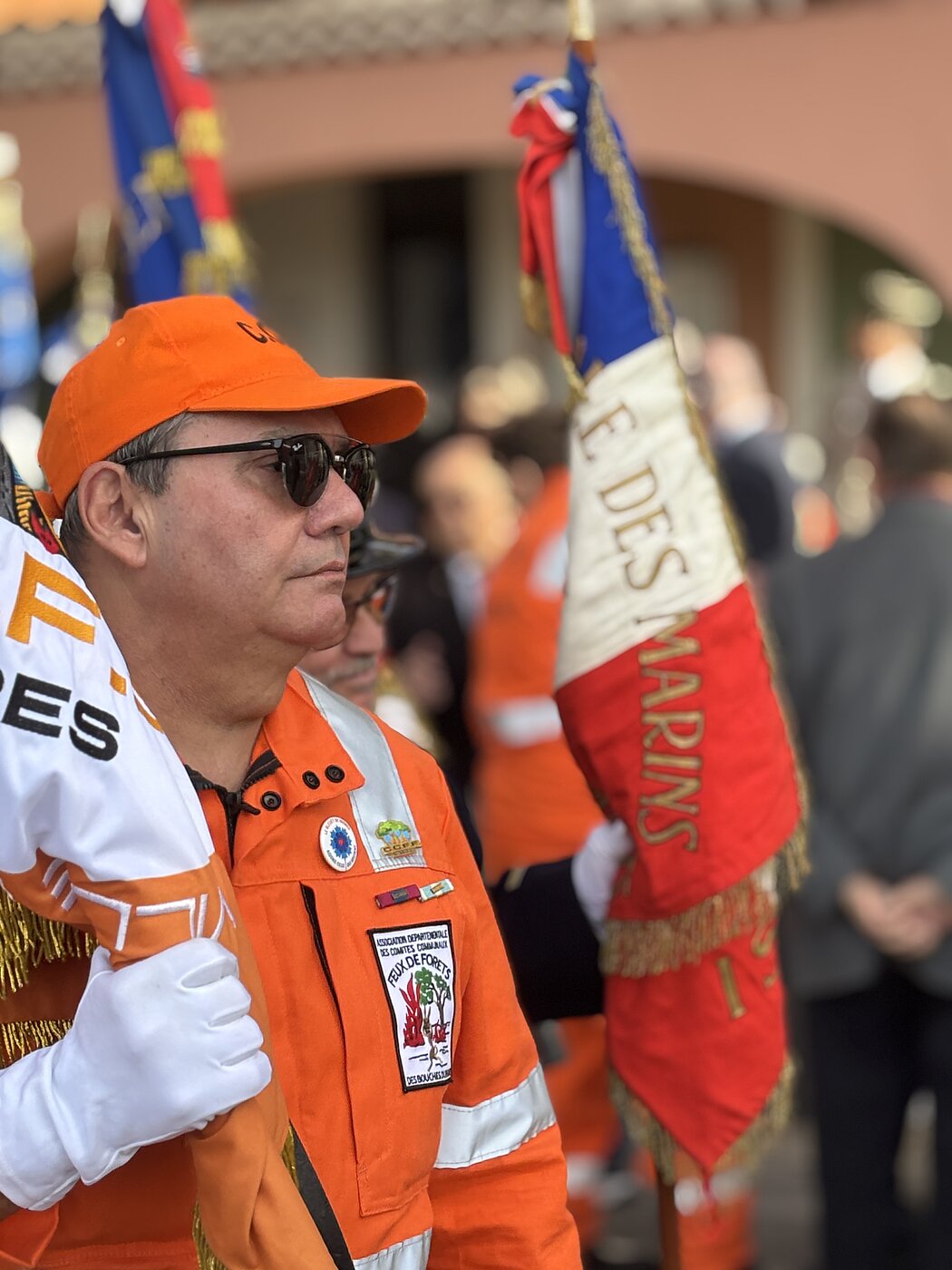 un homme en tenue du CCFF avec le drapeau tricole
