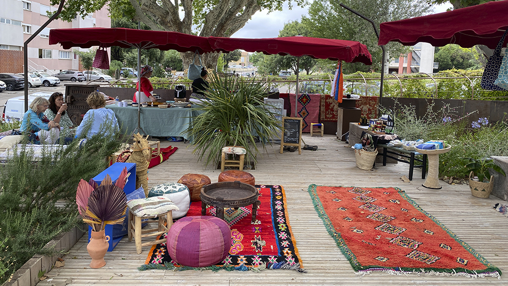 un espace de détente en plein air décoré de façon orientale
