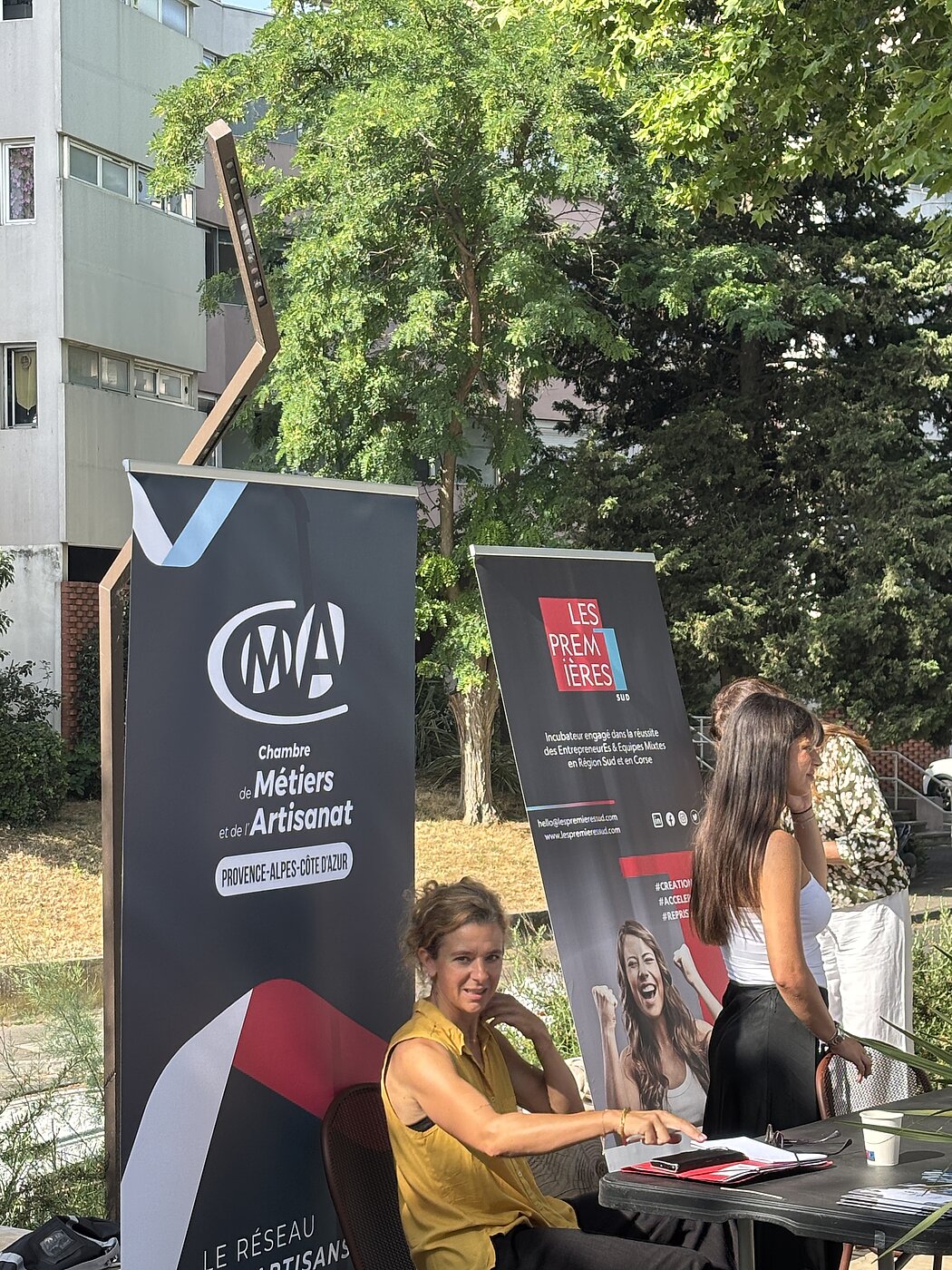 Deux femmes dans un stand CMA