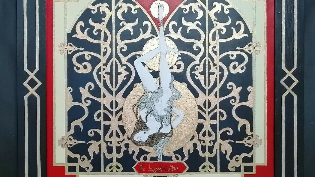 Toile rouge et noire avec des dessins géométriques et arabesques et une femme en personnage central