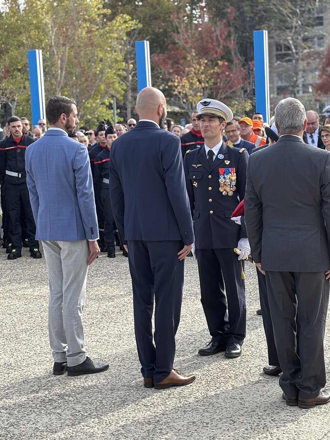 Trois hommes sont décorés par un militaire gradé