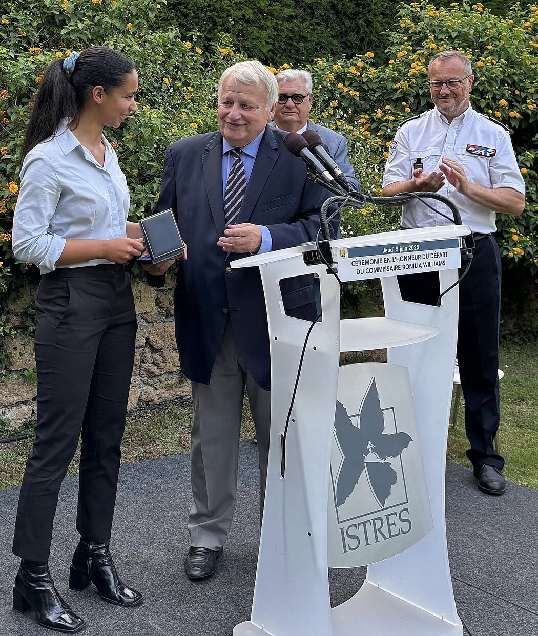 le maire remet un cadeau à la commissaire Williams