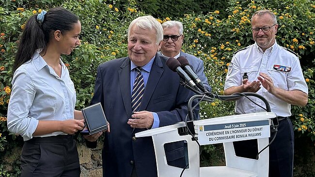 le maire remet un cadeau à la commissaire Williams