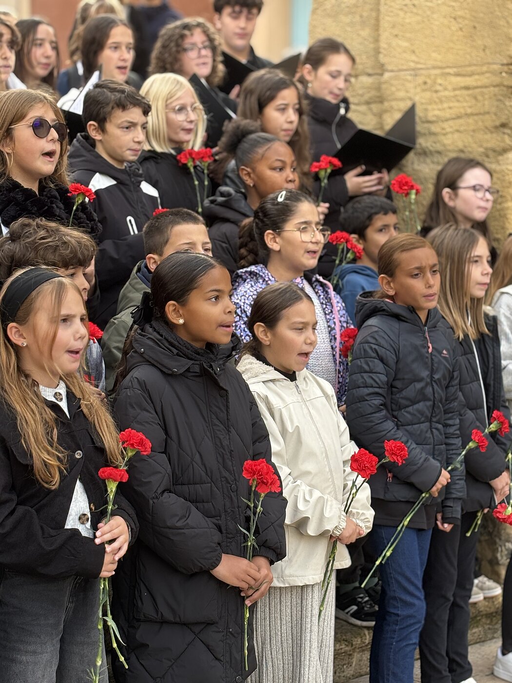 Des enfants chantent