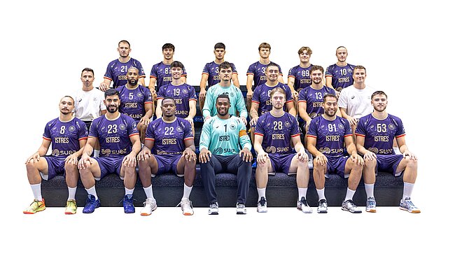 l'équipe de hand : tous les joueurs réunis posent pour la photo