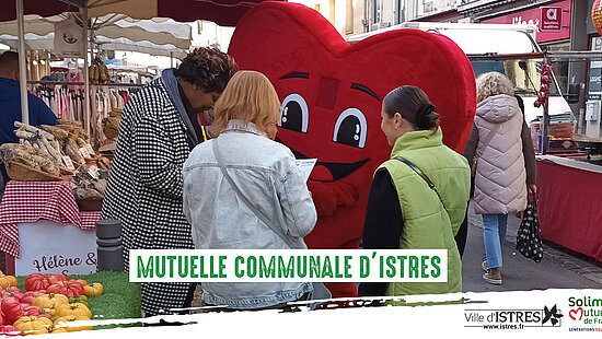 photo de gens sur le marché avec mascotte en forme de coeur 