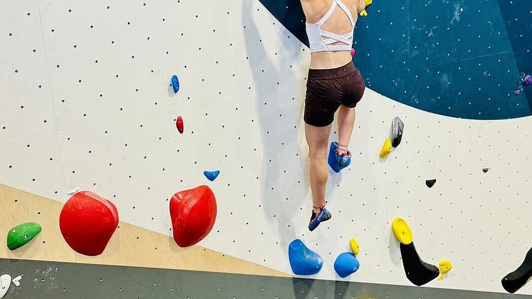 salle d'escalade indoor avec une personne en action