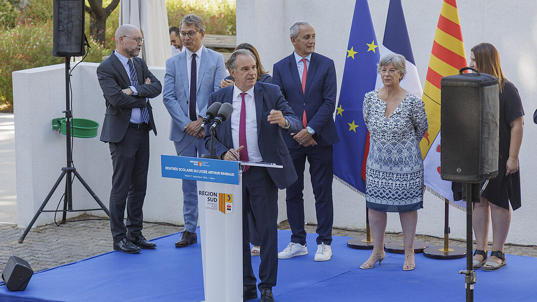 Renaud Muselier, au pupitre, s'adresse aux lycéens
