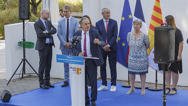 Renaud Muselier, au pupitre, s'adresse aux lycéens