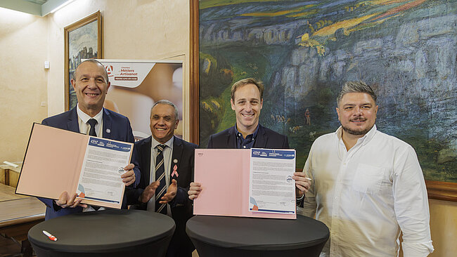 Signature de la charte (de G à D) : Daniel Salenc pdt CMA 13, Yannick Mazette pdt CMA-PACA, Robin Prétot maire et Adrien Bouterin adjoint à l'économie