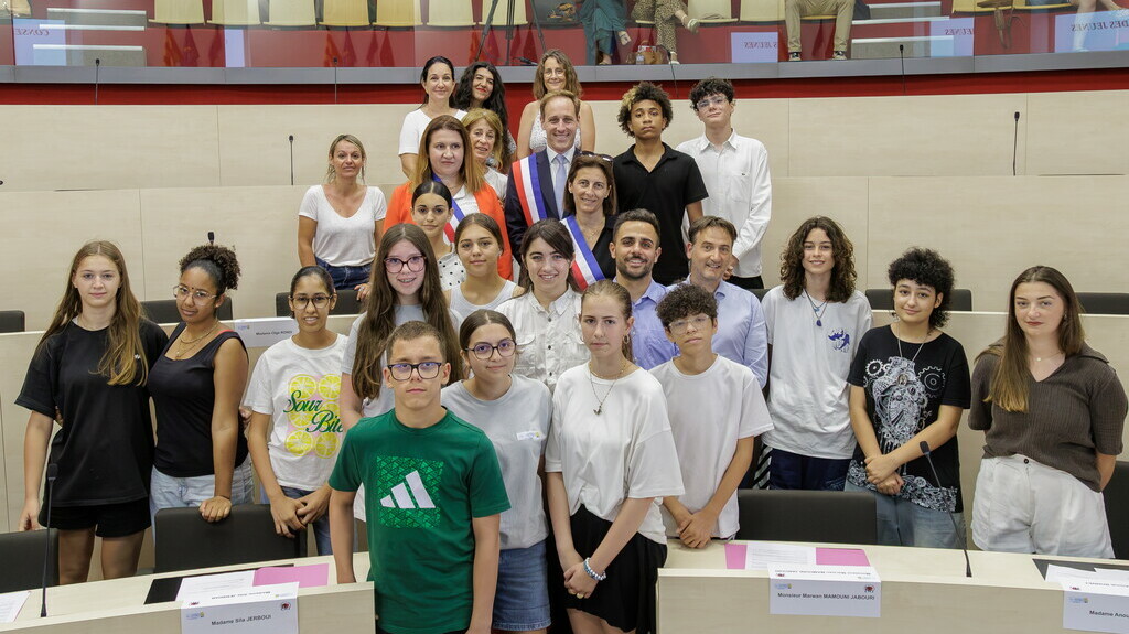 Les jeunes posent avec le maire et des élus du conseil municipal