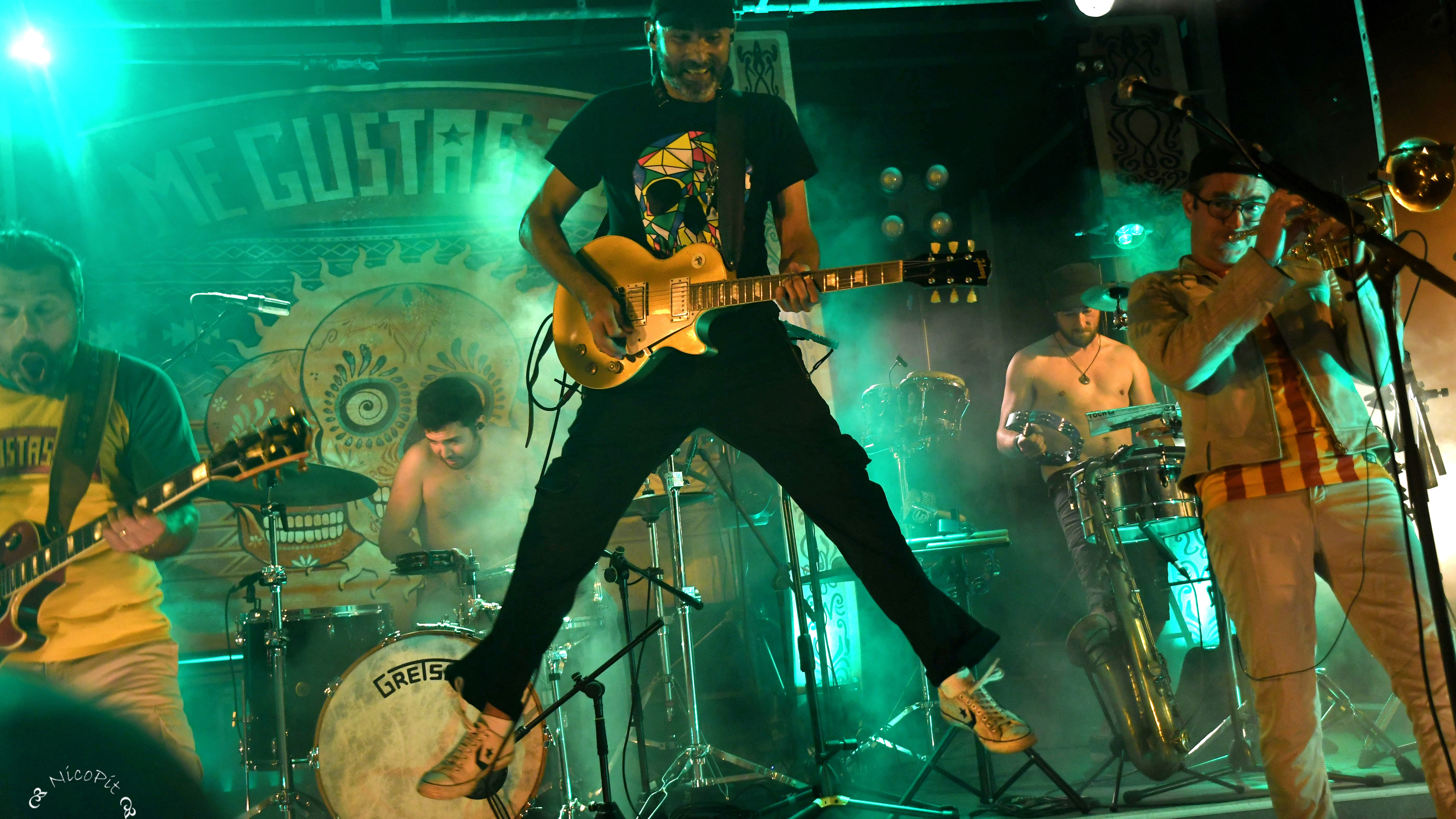 Concert homme sui saute avec guitare