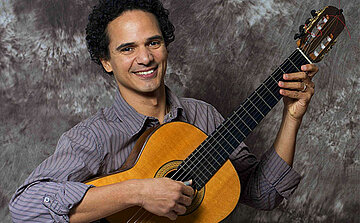 Cristiano Nacimiento avec sa guitare à 7 corses