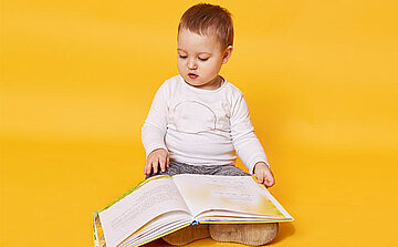 Photo d'un enfant avec un livre - photo d'illustration 