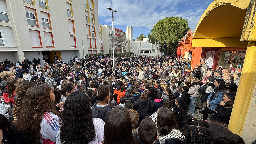 Les enfants chantent la paix devantg un public nombreux