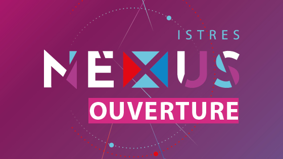 En haut à droite, le mot "ISTRES" est écrit en lettres majuscules bleues.  Au centre, le mot "NEXUS" est écrit en lettres majuscules, chaque lettre ayant un style graphique différent :  Le "N" est blanc avec une découpe violette à droite.  Le "E" est blanc avec une découpe bleu clair en haut à droite.  Le "X" est formé de quatre triangles de couleurs rouge, bleu clair, violet, et bleu foncé.  Le "U" est blanc avec une forme bleu clair sur sa droite.  Le "S" est violet et bleu clair, avec des formes géométriques.  En dessous du mot "NEXUS", il y a un rectangle rose contenant le mot "OUVERTURE" en lettres majuscules blanches.  En arrière-plan, il y a des lignes fines, des cercles pointillés, et des points de différentes tailles et couleurs (rouge, bleu clair).