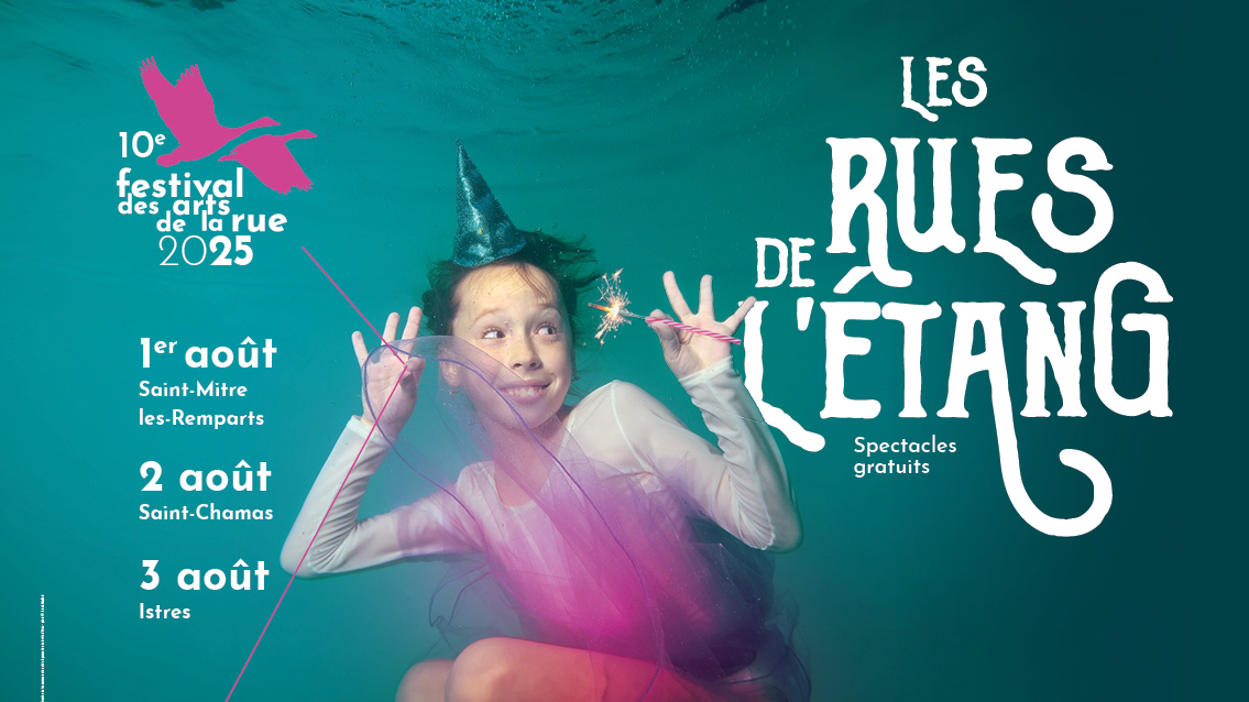 L’image montre une personne (enfant) sous l’eau, vêtue d’un costume comprenant un tutu rose et un haut blanc à manches longues.  Elle porte un chapeau pointu bleu brillant.  Elle tient une baguette rose dans une main et un bâton étincelant (feu de Bengale) dans l'autre.  Le fond est entièrement bleu-vert, représentant l’eau.  À gauche, un logo rose avec deux oiseaux en vol contient le texte : « 10ᵉ festival des arts de la rue 2025 »  En dessous, sont indiquées les dates et lieux :  1er août : Saint-Mitre les-Remparts  2 août : Saint-Chamas  3 août : Istres  À droite, en lettres blanches et grandes : « Les Rues de l’Étang » En dessous : « Spectacles gratuits »