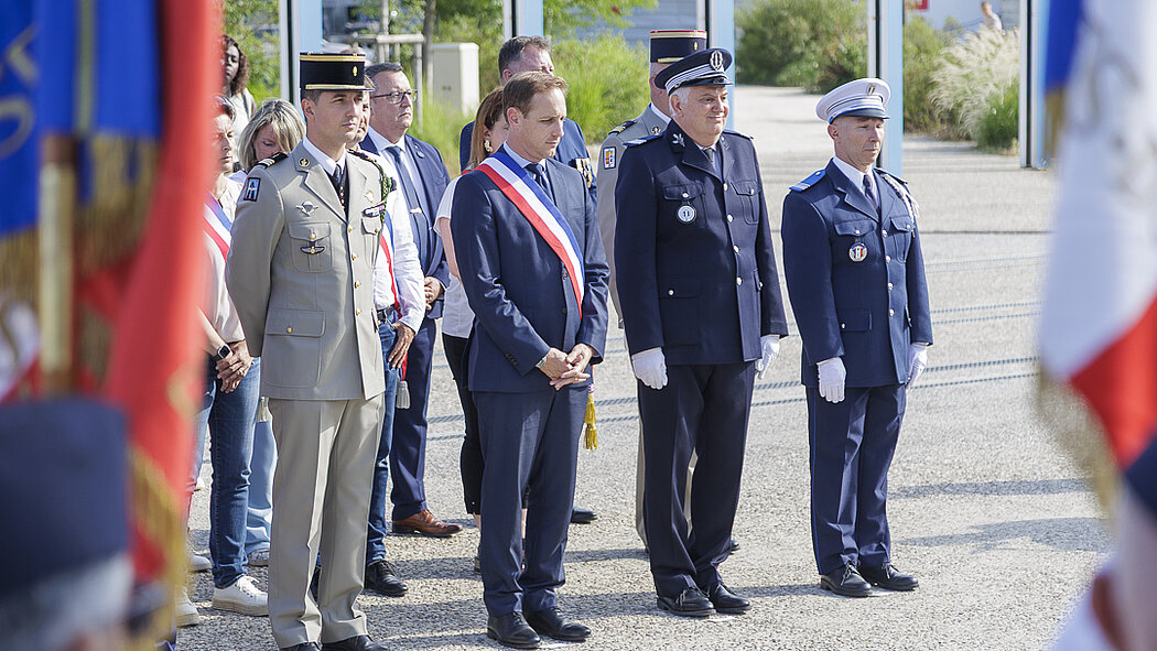 les autorités civiles et militaires