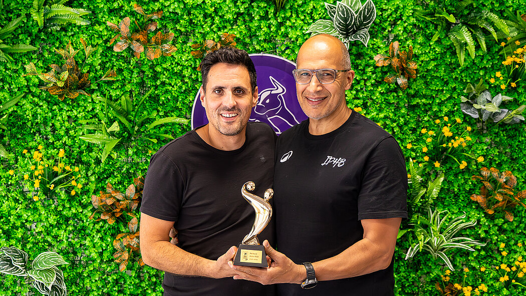 entraineur et président du club avec le trophée en main