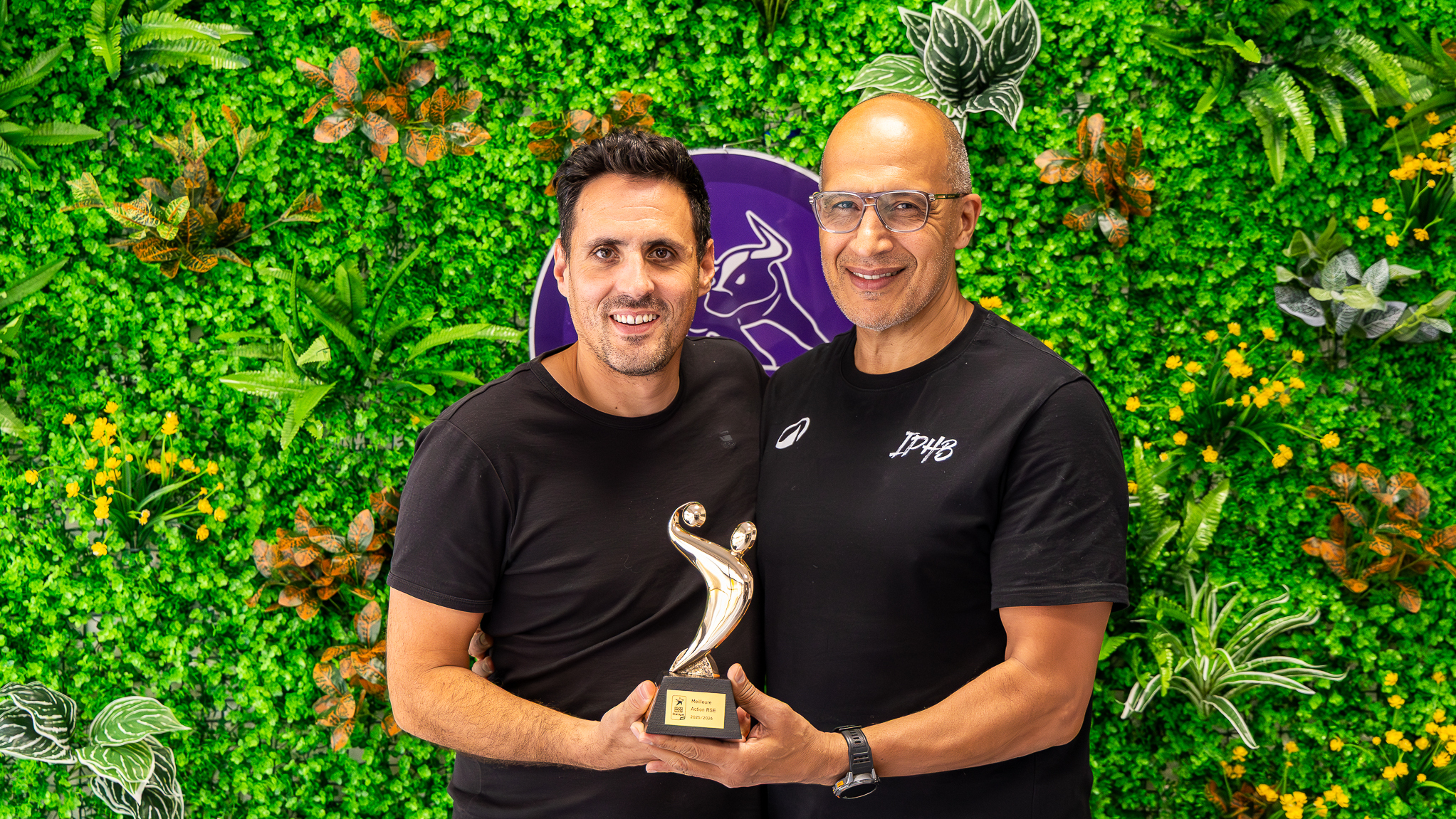 entraineur et président du club avec le trophée en main