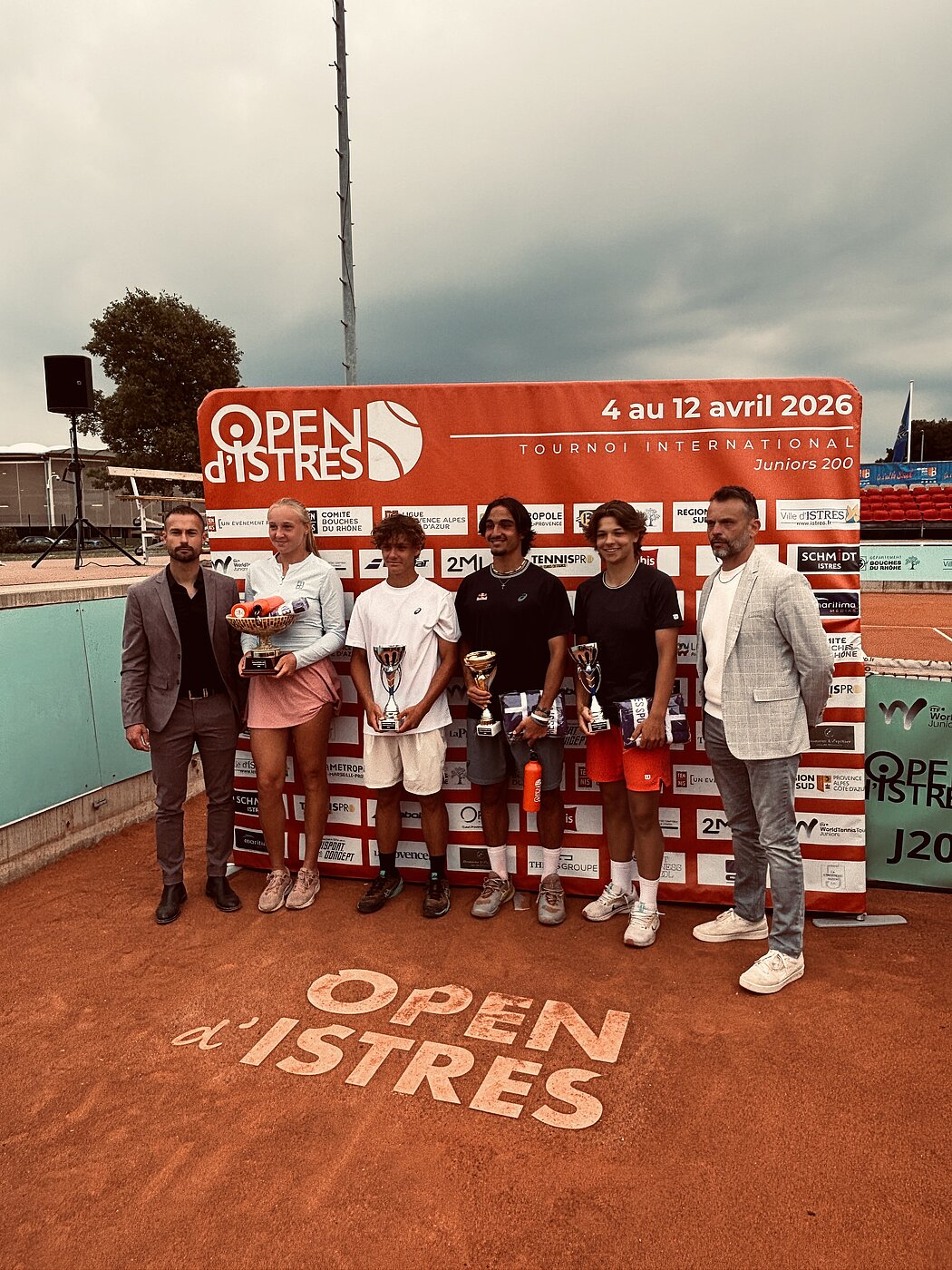 Les finalistes filles et garçons avec Laurent Vigne, directeur de l'open et Stéphane Renaud-Bezot président d'Istres Sport Tennis