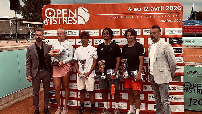 Les finalistes filles et garçons avec Laurent Vigne, directeur de l'open et Stéphane Renaud-Bezot président d'Istres Sport Tennis