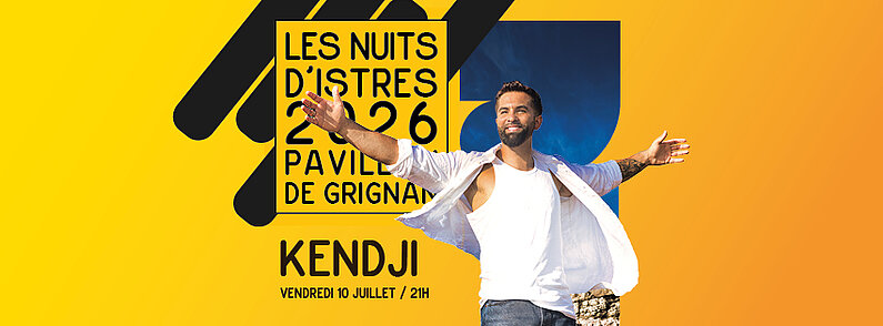 Photo de KENDJI GIRAC On voit une personne debout, photographiée en plan moyen, avec les bras ouverts de chaque côté du corps. Elle porte un débardeur blanc, une chemise blanche ouverte par-dessus, et un jean bleu.  La personne a les cheveux foncés et une barbe. Le visage est visible et orienté vers l’avant.  Le fond de l’image représente un ciel bleu avec des nuages.  À gauche de l’image, du texte est visible :  « KENDJI » écrit en grandes lettres blanches  en dessous : « Nos 10 ans »  plus bas : « EN TOURNÉE » écrit en lettres jaunes  L’ensemble de l’image est lumineux, avec un contraste entre les vêtements clairs et le fond bleu.