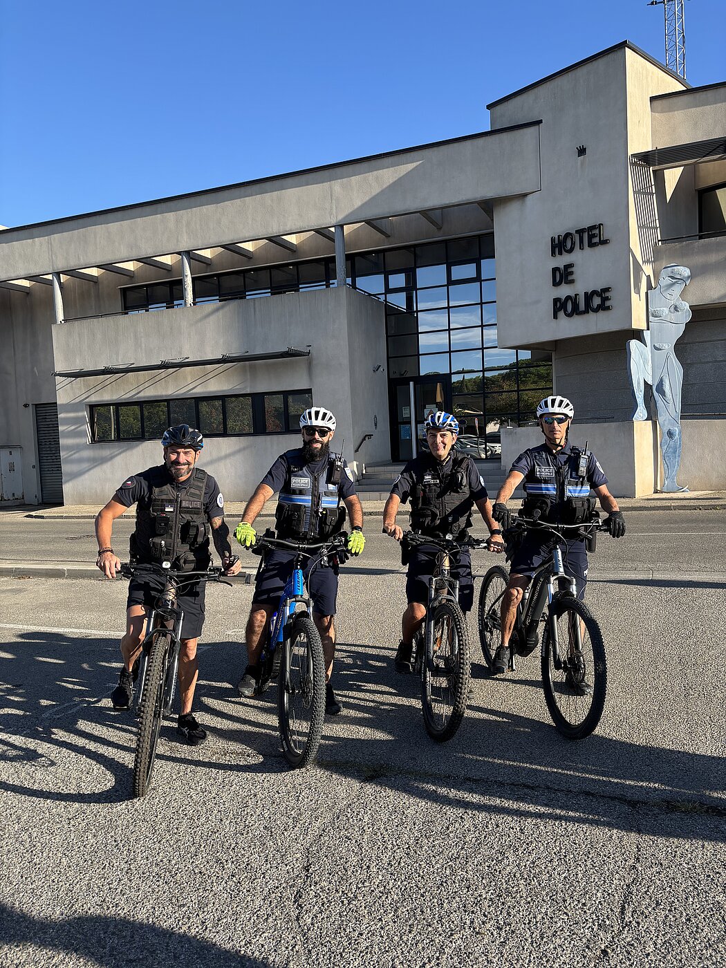 les 4 vététistes posent devant le commissariat de police nationale