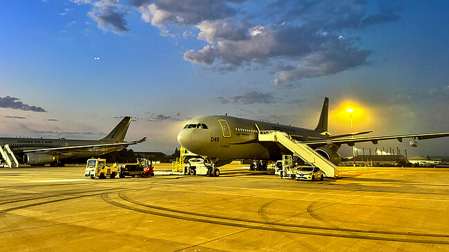 Levé du jour sur un avion airbus A330 militaire