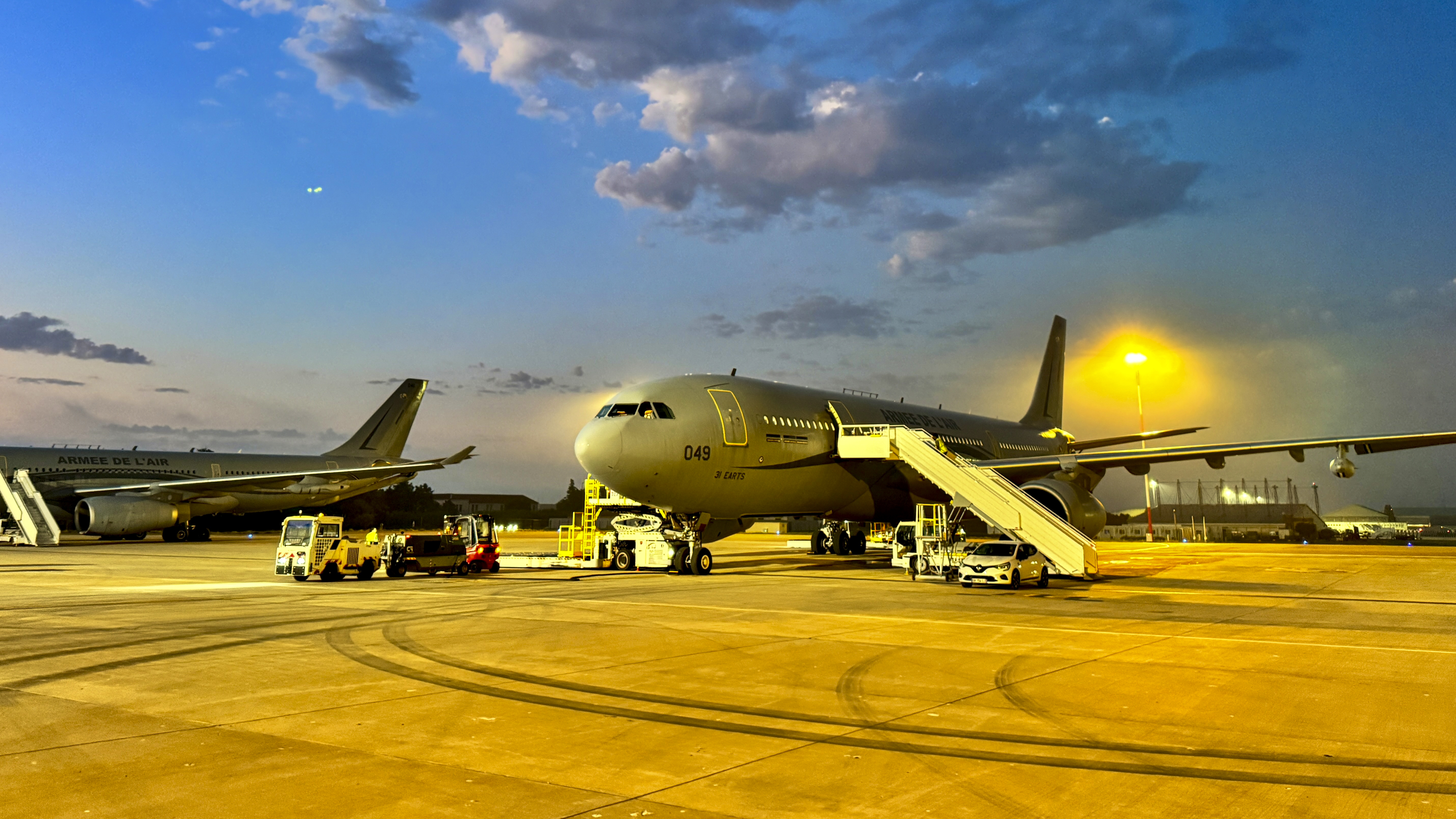 Levé du jour sur un avion airbus A330 militaire