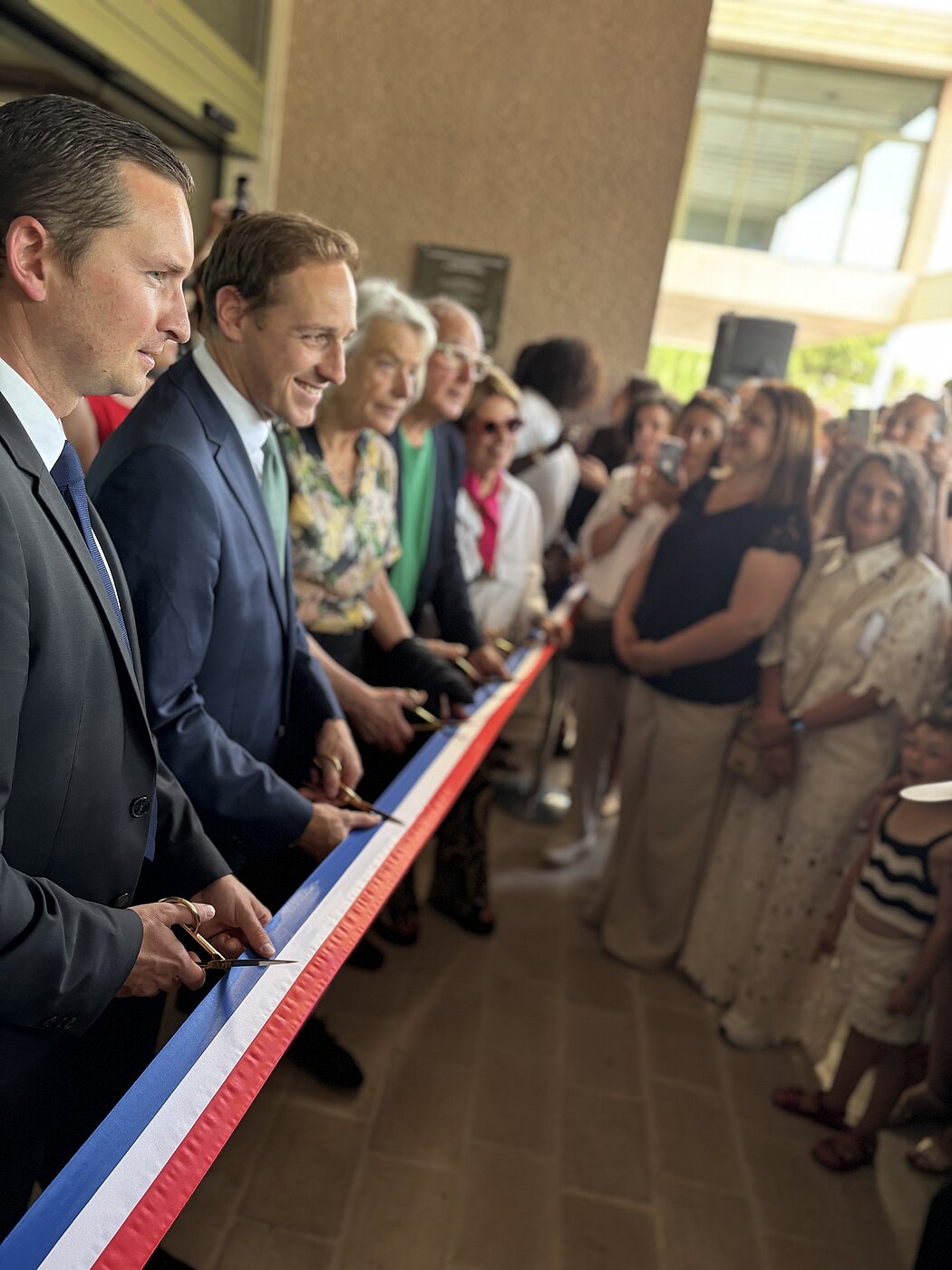 Inauguration de la médiathèque René Char par le maire d'Istres Robin Prétot entouré de Marie Claude Char, Christophe Borgus, sous préfet d'Istres et de Daniel Gagnon conseiller métropolitain délégué à la culture, maire de Cornillon-Confoux