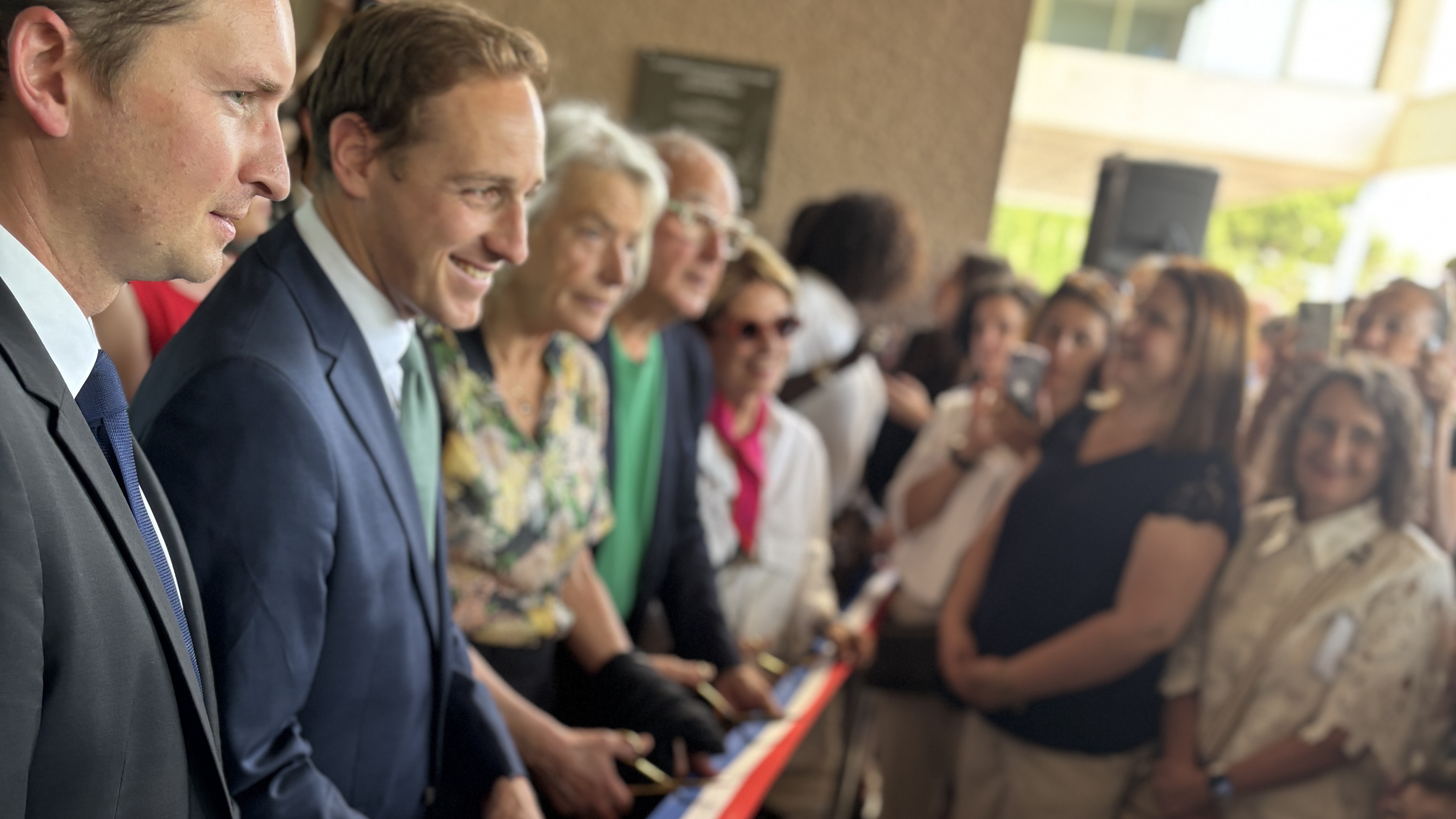 Inauguration de la médiathèque René Char par le maire d'Istres Robin Prétot entouré de Marie Claude Char, Christophe Borgus, sous préfet d'Istres et de Daniel Gagnon conseiller métropolitain délégué à la culture, maire de Cornillon-Confoux