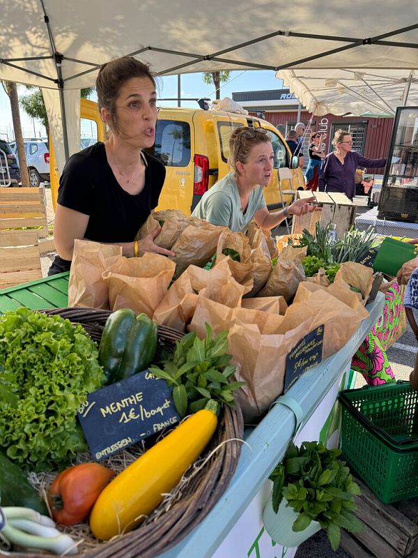 photos de marché, femme et étal de légumes