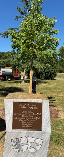 Stele commémorant le jublié du jumelage