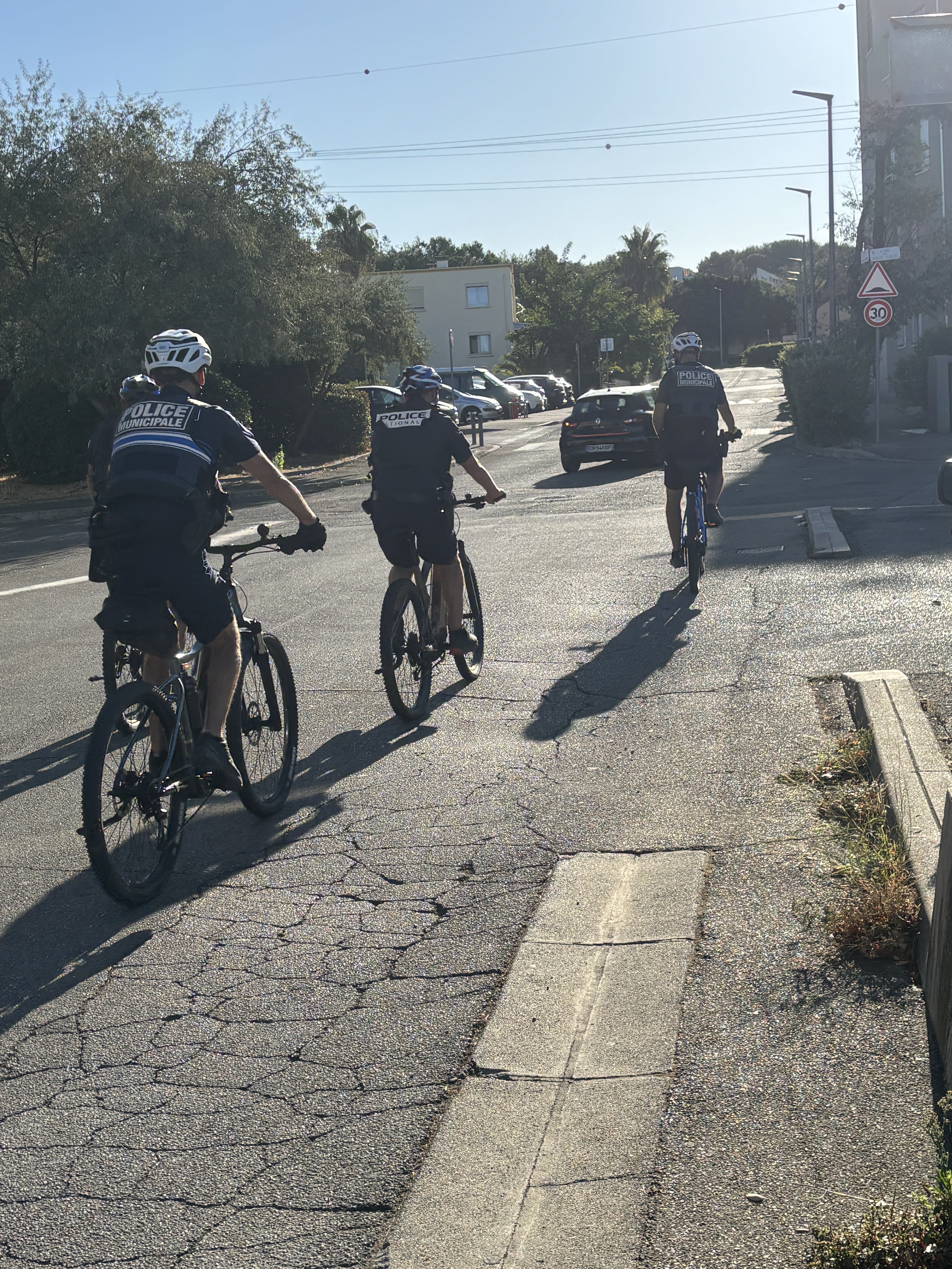 Les 4 vétéistes partent sur leur VTT, photo vue de dos