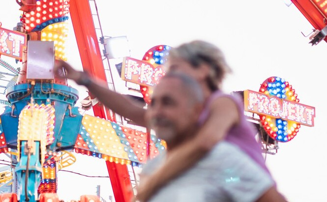 Photos de fête foraine enfant sur le dos d'un papa